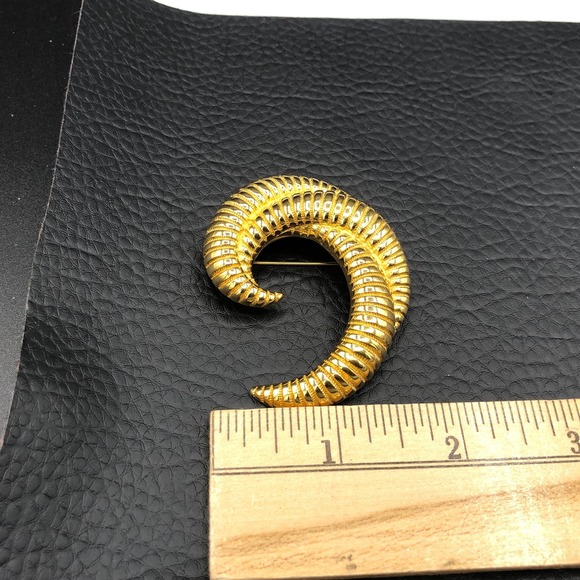 Monet Vintage Triple Curl Brooch Textured Gold Tone Swirl Swoosh Curved MCM Pin - Picture 4 of 7